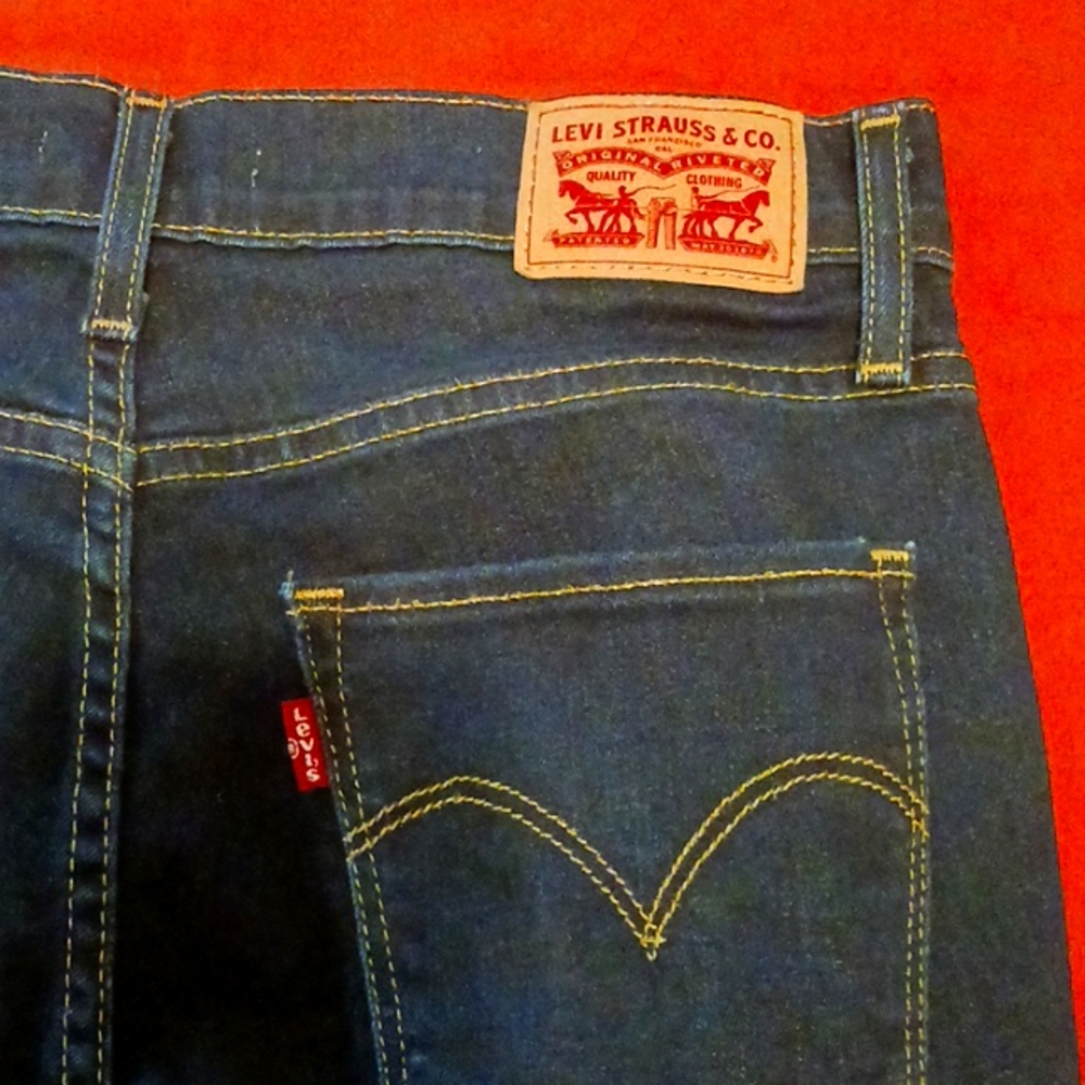 Levis, classic dark denim. Skinny fit size 27